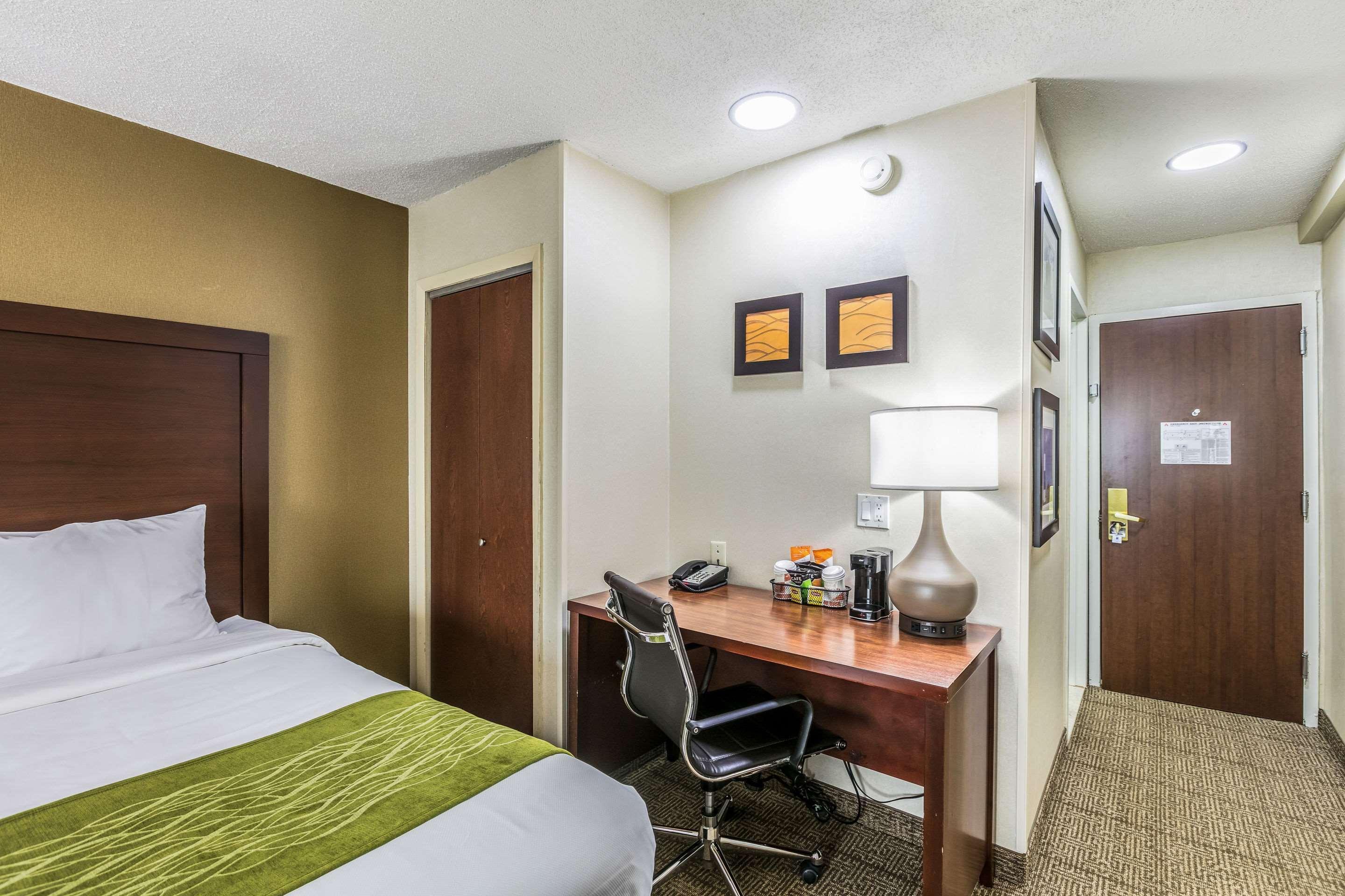 Comfort Inn Medford-Long Island מראה חיצוני תמונה